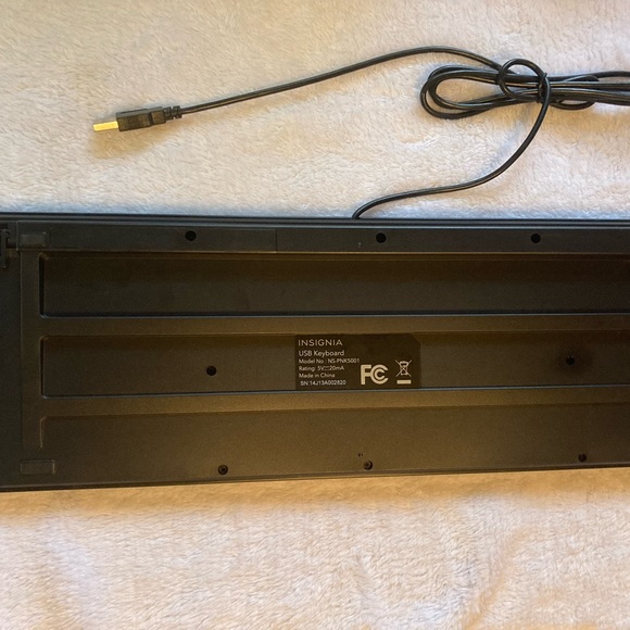 INSIGNIA USB Keyboard with kick stands on bottom New in box - Picture 3 of 9